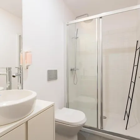 Stylish Flats With Terrace & Jacuzzi By Hostwise *