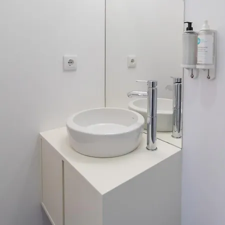 Stylish Flats With Terrace & Jacuzzi By Hostwise